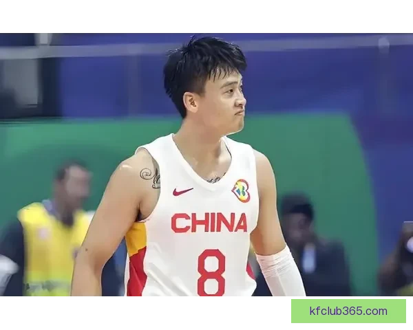 突发意外赵睿膝盖受伤倒地痛苦被搀扶离场检查